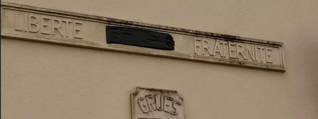 Un maire cache « Egalité » sur le fronton de sa mairie, pour alerter sur le manque de médecins