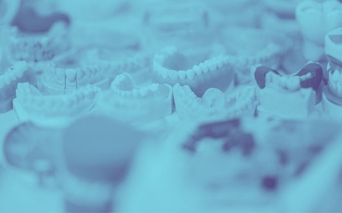 Témoignages des victimes du “dentiste le mieux payé de France“ : «A 18 ans, il m’a conseillé de m’enlever toutes mes dents»
