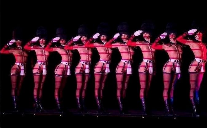 «Infirmière au bloc, je suis aussi danseuse au Crazy Horse»