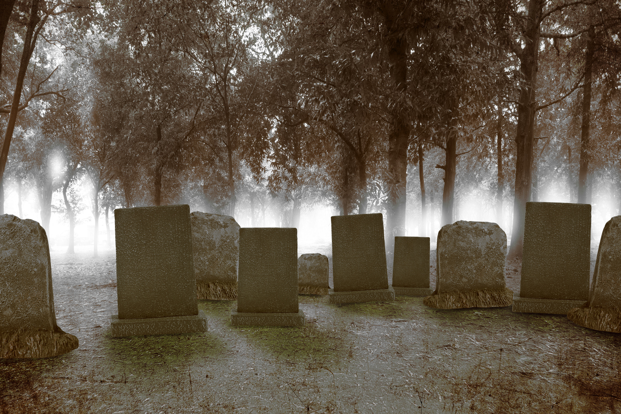 Charnier Descartes : dans un cimetière, la colère et le recueillement des proches des défunts