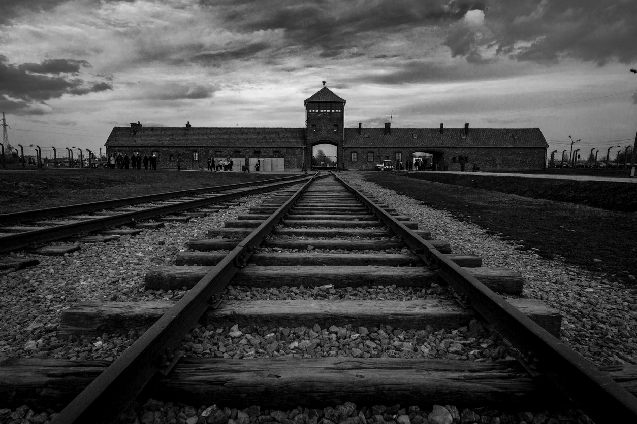 Agnès Buzyn annonce le décès de son père Elie Buzyn, chirurgien orthopédique et l’un des derniers survivants d’Auschwitz