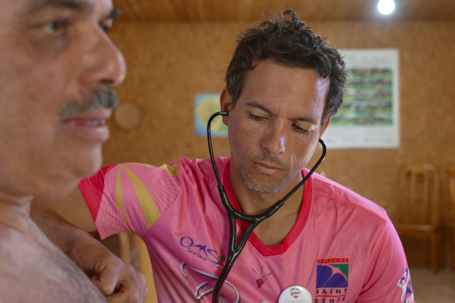 Cent kilomètres de trail en quatre jours, à pied ou à vélo, dans les cirques réunionnais : le cardiologue qui va chercher ses patients là où personne ne va