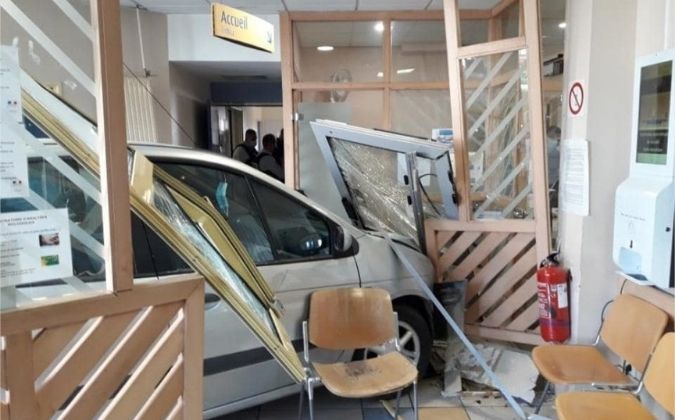 Excédé d'attendre aux urgences, il fonce en voiture sur l'hôpital