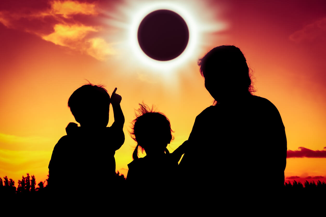 Éclipse solaire : les messages à rappeler à vos patients avant ce soir pour éviter les blessures de 1999 
