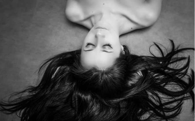 Hôpital Lariboisière : un drap posé à même le sol pour les mères sans-abri