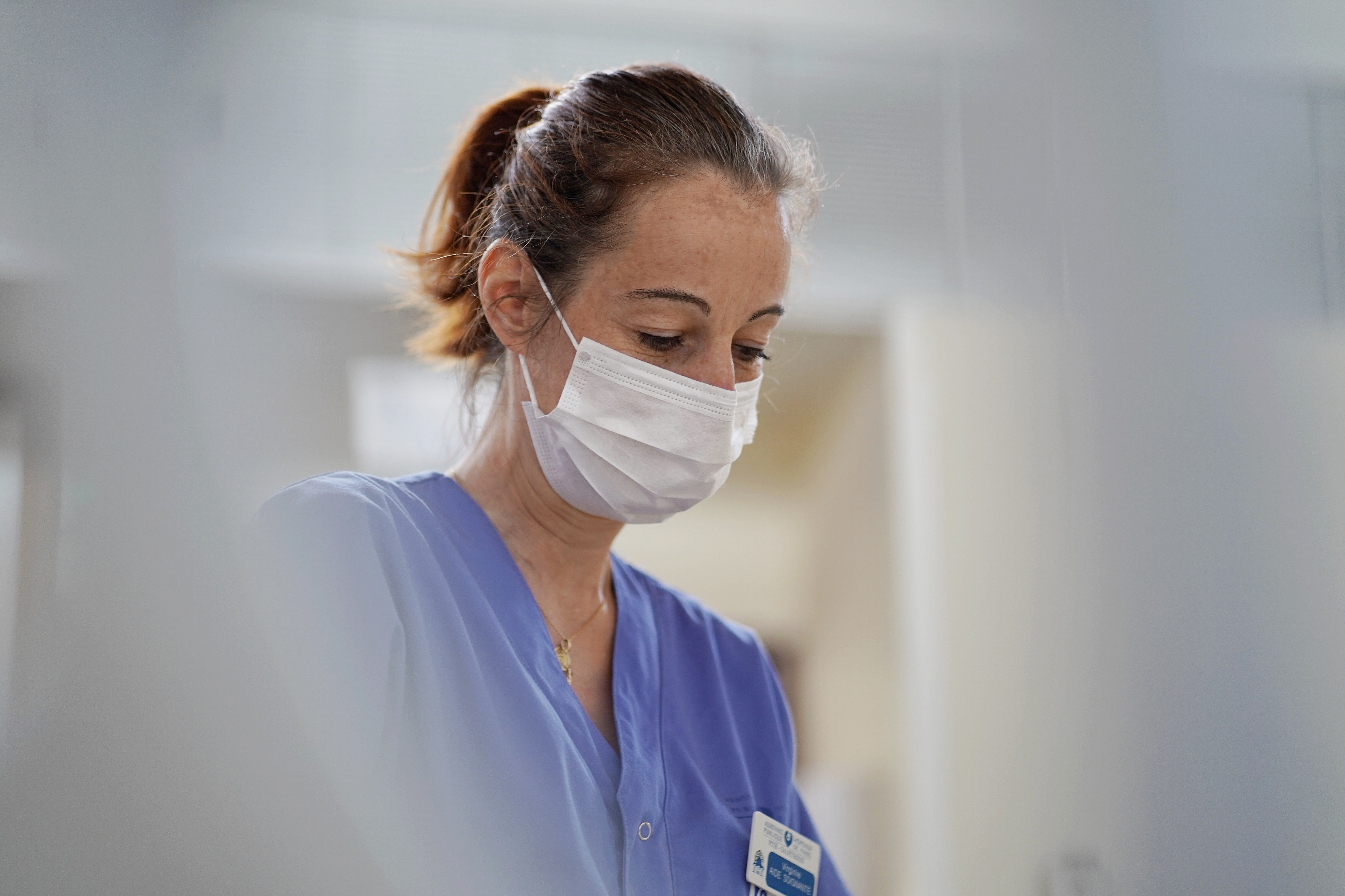 Virginie, aide-soignante, refait un lit