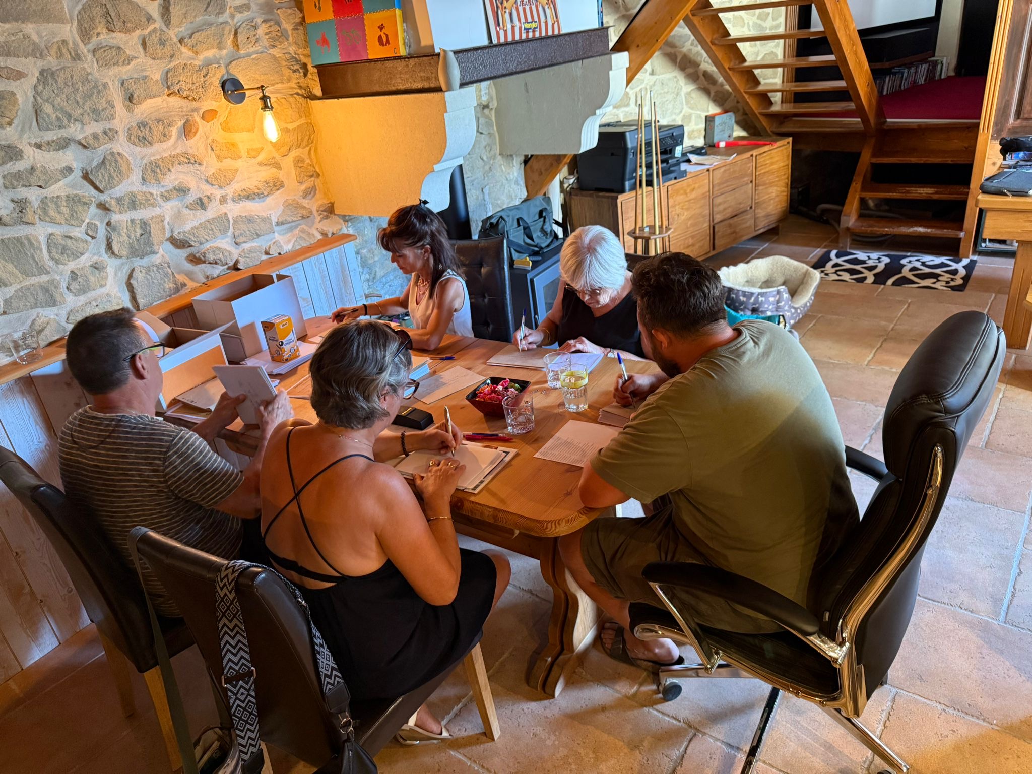 Les habitants de Beauvoisin en pleine rédaction des 1 500 lettres