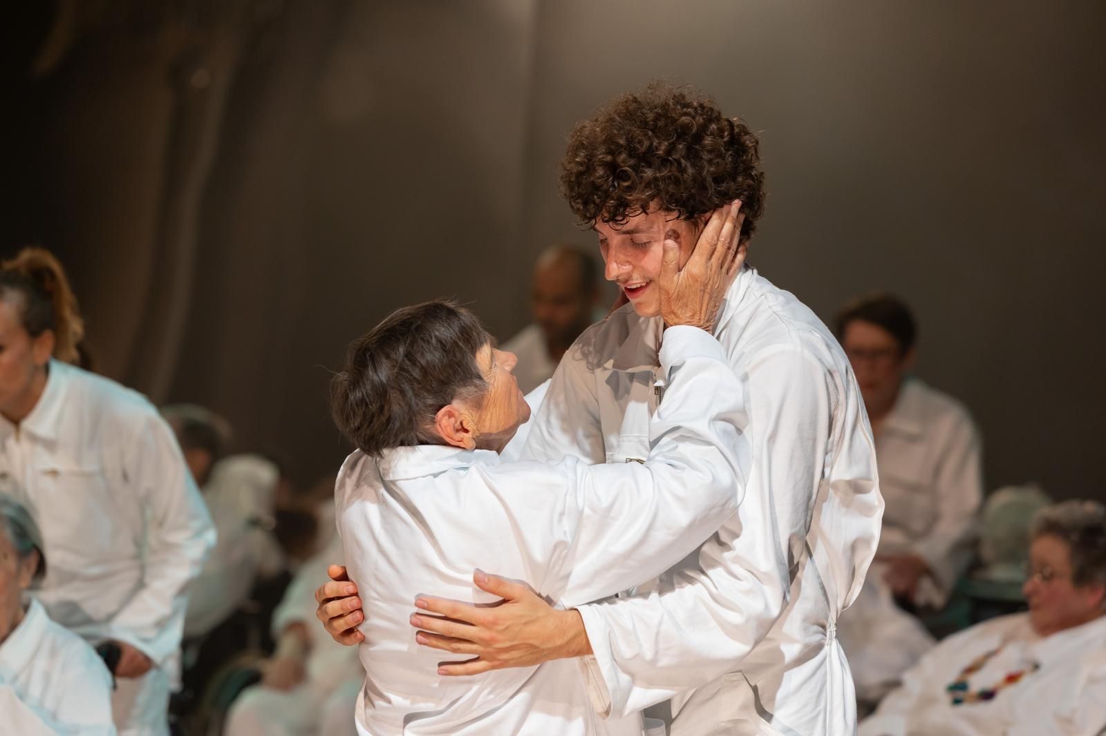 Image d'une personne âgée qui effectue une chorégraphie avec un jeune homme