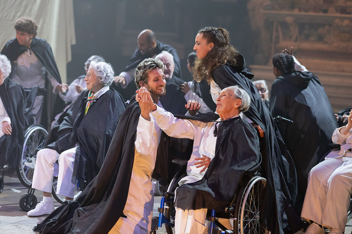 Image de personnes âgées qui participent au spectacle