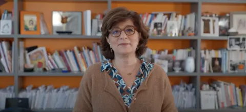 La Consult’ de Dominique-Adèle Cassuto : “Il faut prendre du recul par rapport aux images retouchées sur les réseaux sociaux”