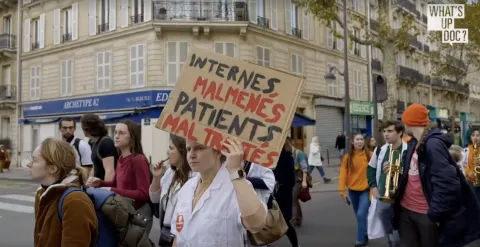 "Formation ≠ Exploitation" : les internes dans la rue contre la 4e année pour les généralistes