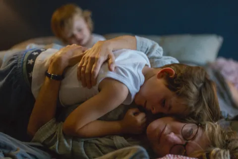 L'attache à la voisine, la Critique de "L'attachement" de Carine Tardieu au cinoche !