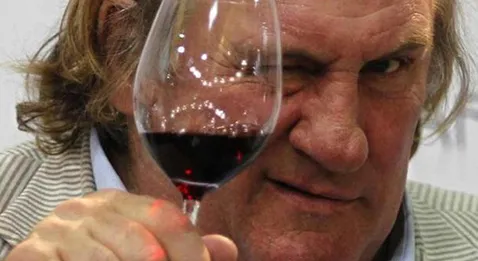 Vin : Emmanuel Macron a-t-il cédé face au lobby ?