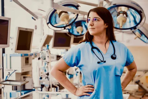 « Je n’ai pas fait 6 ans de médecine en Roumanie pour rentrer en France dans une spécialité qui me plaît moins » : rencontre avec @louise.au.bloc, interne en chirurgie digestive