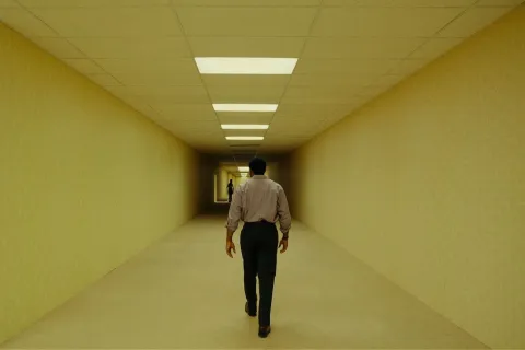 Opération pièces vides - Critique de « Backrooms » de Kane Parsons