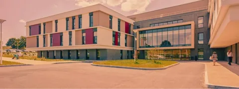 A l’hôpital d’Elbeuf, en pleine crise, 20 patients qui dorment dans les couloirs, et des médecins à bout