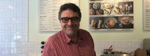 Quand les médecins quittent la médecine : portrait de l'ex-chirurgien qui vend des gaufres