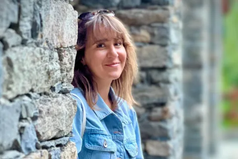 « Ma seule solution, c'était d'arrêter » :  ancienne externe en médecine, elle devient vidéaste tout autour du globe