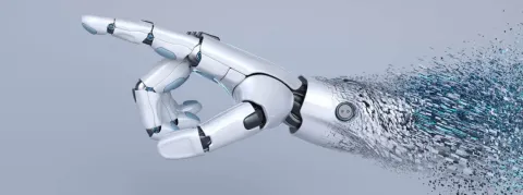 Deux génies autodidactes kenyans créent des prothèses bioniques à partir de déchets électroniques