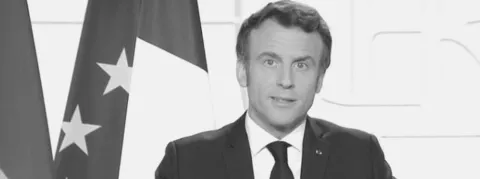 Mais alors que va nous dire Macron ce matin ? Comment va-t-il sauver le système de santé ?