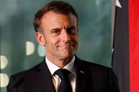 Médecins Padhue : Emmanuel Macron fustige un « bordel » administratif et provoque un clash politique