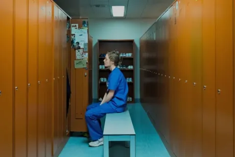 L'infirmière pleure - Critique de « En première ligne » de Petra Volpe