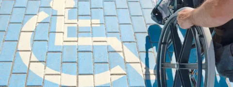 Fauteuils roulants remboursés à 100 %, gares accessibles, enveloppe d'un milliard et demi d'euros... Emmanuel Macron a présenté ses mesures pour les personnes en situation de handicap