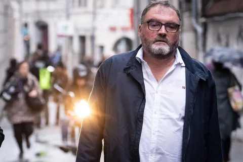   Le procès Péchier se poursuit : l’anesthésiste a-t-il pollué les poches de perf en amont des opérations pour nuire aux autres médecins de la clinique ?