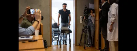 “Lève-toi et marche”, un paraplégique retrouve le contrôle naturel de la marche par la pensée, une première