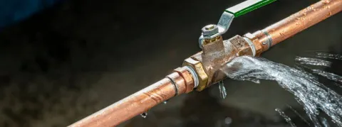 Tour de vis sur l’intérim médical, fermetures de services, le gouvernement tente de rassurer