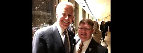 Le monde entier proclame le bulletin de santé de Joe Biden, mais qui est son médecin ?