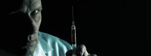 Malgré 30 empoisonnements présumés, le Dr Péchier, peut exercer, mais sans prescrire et sans contact physique avec le patient