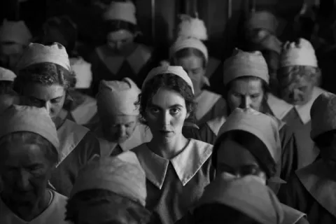 Le lait de la souffrance humaine - Critique de « La jeune femme à l'aiguille », de Magnus von Horn 