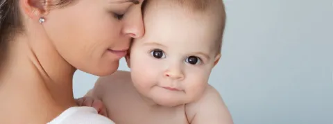 Le « contact peau à peau 24 heures sur 24, 7 jours sur 7, même s'il doit être en soins intensifs » est important pour les prématurés selon l’OMS