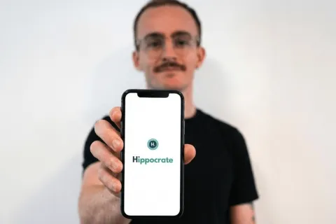 Un interne lance l’appli de prévention Hippocrate : « Soit j’arrêtais la médecine, soit je la pratiquais autrement » 