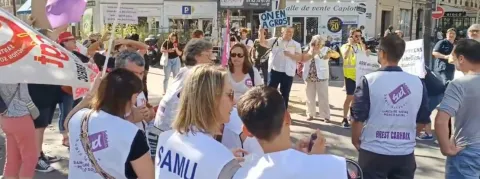 Des embauches et des augmentations, les « voix » du Samu manifestent à Paris