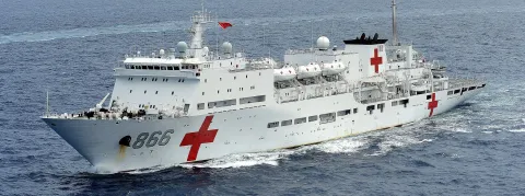 Un bateau-hôpital chinois soigne les patients africains du sud, généreux ou intéressé ?