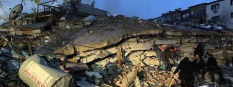 Séisme en Turquie et Syrie, 23 millions de personnes touchées, selon l'OMS : « Chaque minute, les chances de retrouver des survivants vivants diminuent »