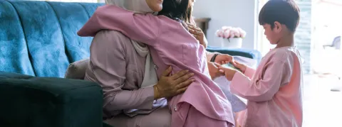 Crise des sirops contre la toux frelatés : des parents indonésiens demandent justice