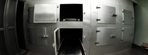 Comment un employé a-t-il pu violer des centaines de cadavres pendant 15 ans dans les hôpitaux anglais ?