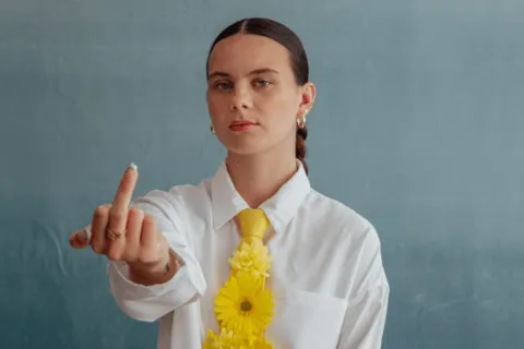 Un doigt d’honneur contre la maladie de Charcot : une campagne et un institut pour booster la recherche