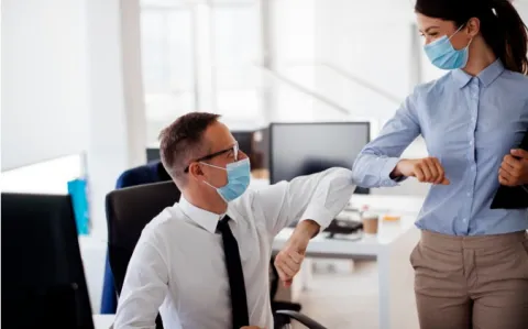 Masque obligatoire dans les lieux clos : le collectif C19 saisit le Conseil d'État