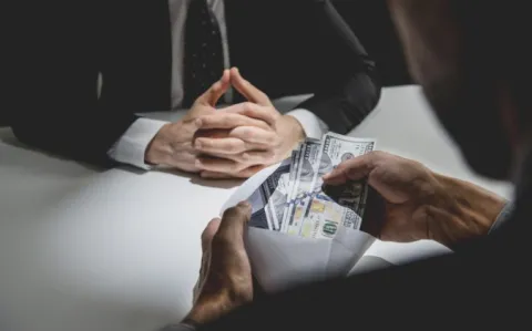 Loi anti-cadeaux : les chirurgiens militent pour une formation payée par les labos