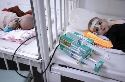 En Afghanistan, la faim se propage et conduit des bébés aux portes de la mort