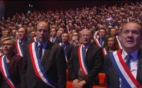 Maintenant ce sont carrément les maires des petites villes qui donnent l’alerte sur l’état de leurs hôpitaux