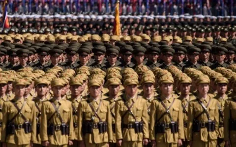 Covid-19 en Corée du Nord : Kim Jong Un mobilise l’armée pour lutter (en vain) contre la pandémie