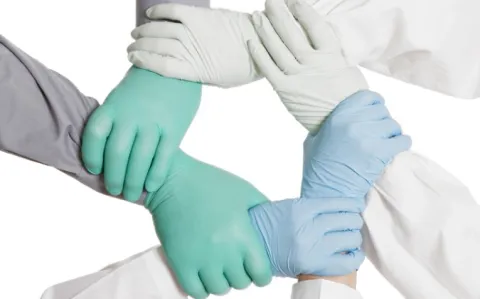 Didier Raoult soutenu par 200 médecins