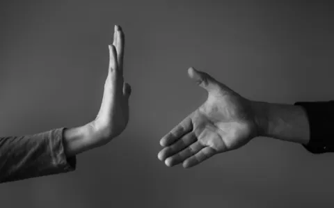 La Sfar, se sentant méprisée, suspend ses relations avec la SRLF