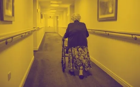 Il demande plus d’un million d’euros à Orpéa au tribunal, pour “négligence“ ayant entrainé la mort de sa mère