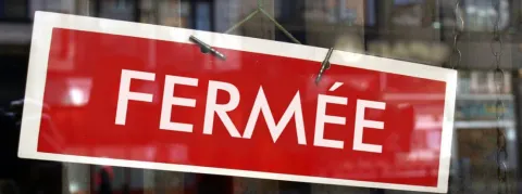 Des centaines de soignants, élus, usagers manifestent pour sauver leur maternité, fermée temporairement, dans la Somme